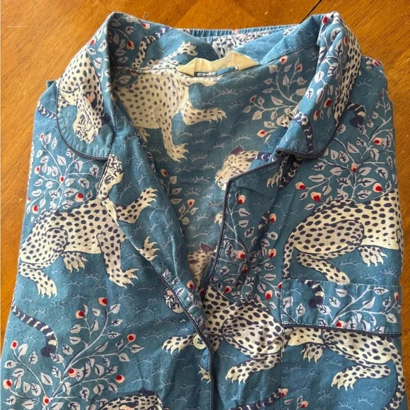 Printfresh Snow Leopard Short Sleeve Pajama Set Size Large (top and shorts) - Picture 3 of 11